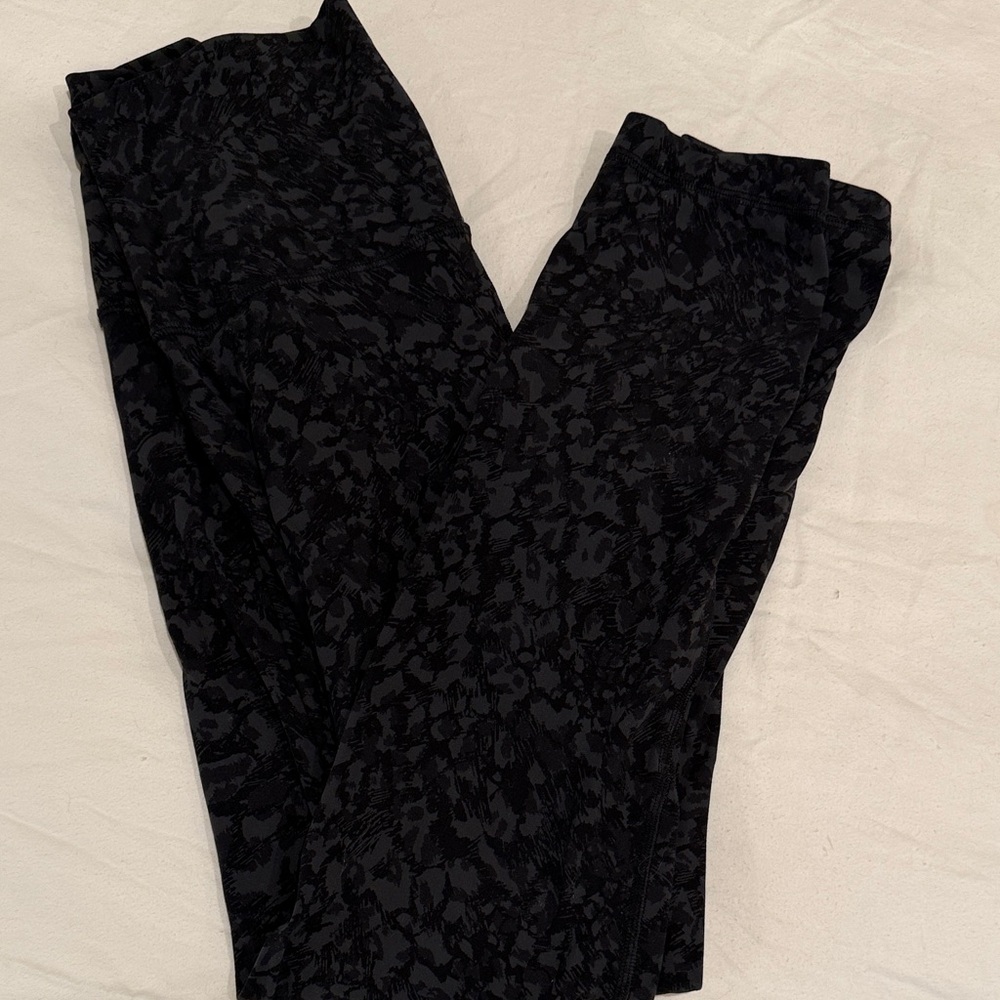 Lululemon Black Patterned Women's leggings 6